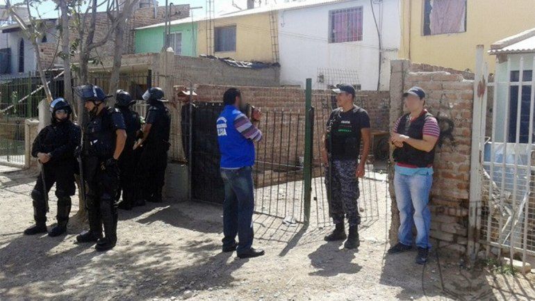 Personal de Delitos durante el allanamiento a la vivienda de la mujer.