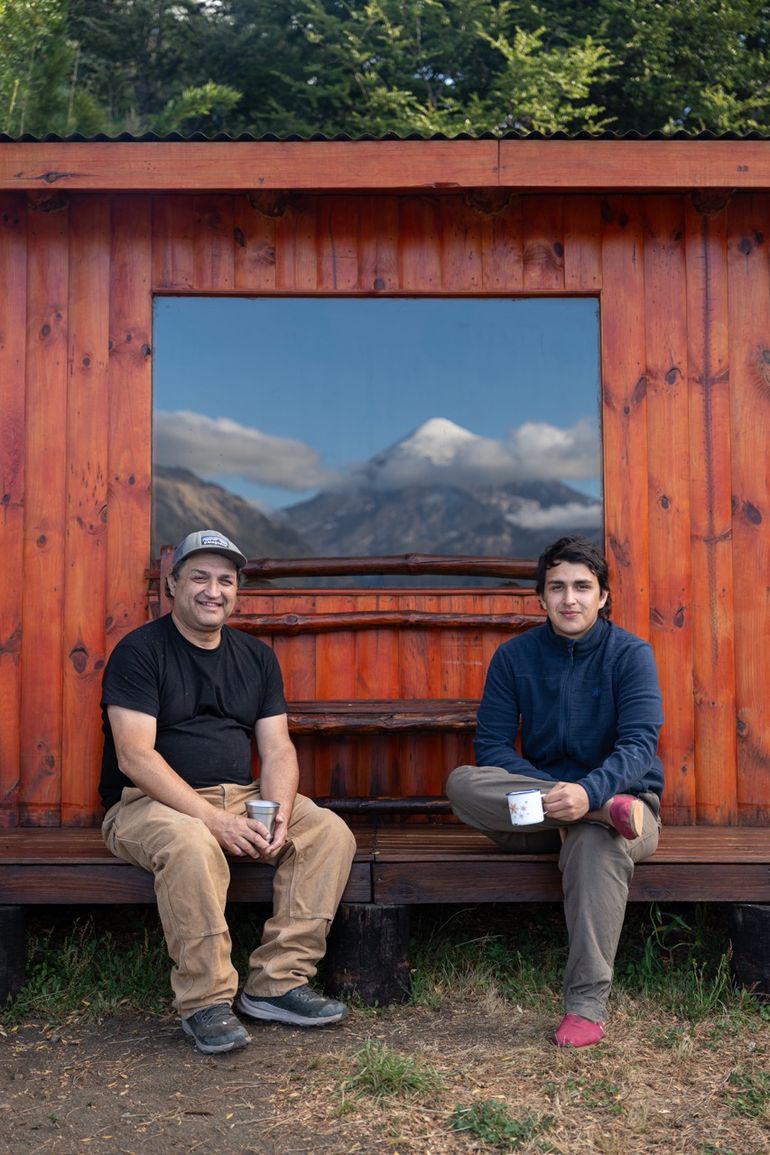Claudio y Joaquín. Padre e hijo y el Volcán Lanín reflejado y de fondo. Claudio y Joaquín. Padre e hijo y el Volcán Lanín reflejado y de fondo.