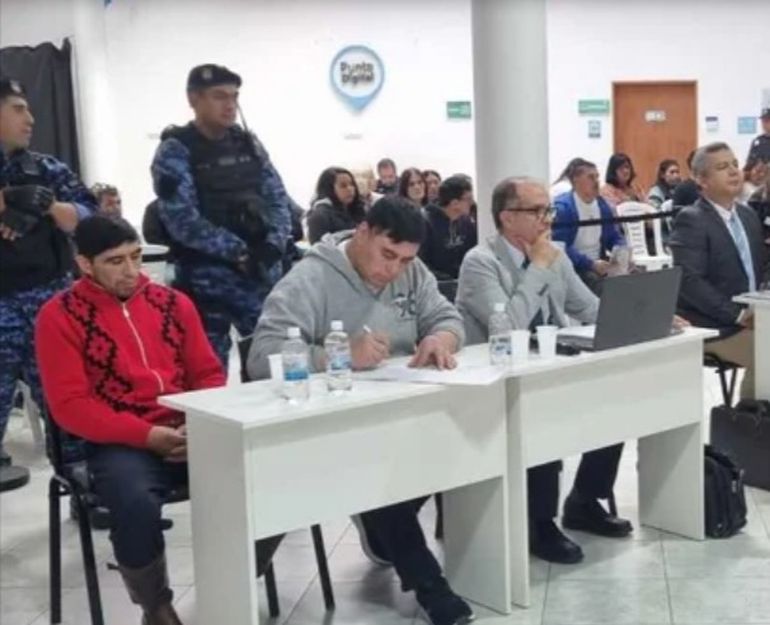 Los condenados Carlos Pinipil (de rojo) y Daniel Nepal, durante el juicio por jurados en Chubut. Los condenados Carlos Pinipil (de rojo) y Daniel Nepal, durante el juicio por jurados en Chubut. 