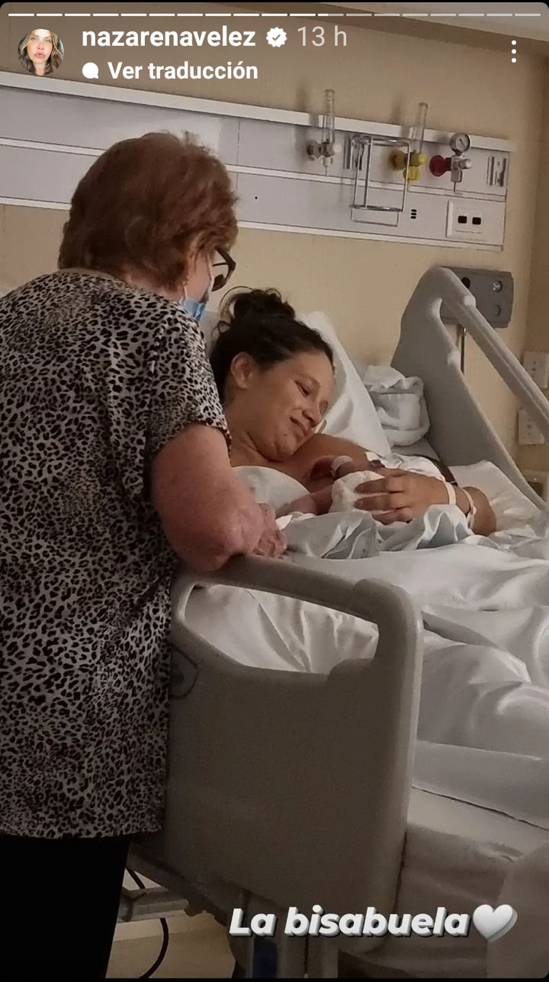 La bisabuela, orgullosa con su nieta Barbie y su biznieto Salvador.