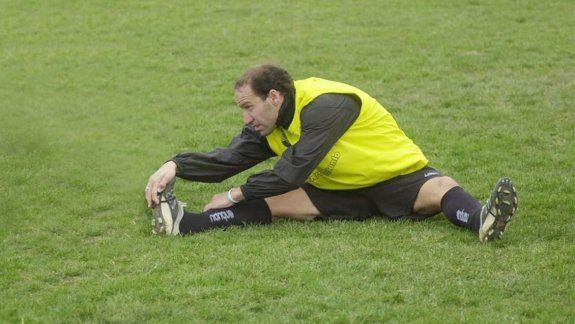 El Loco entrenando con Cipolletti, club del cual es ídolo indiscutido.