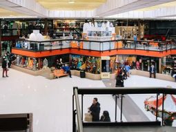 La iniciativade liberar de impuestos a los producotos busca competir directamente con las compras que realizan miles de argentinos en el exterior. La iniciativade liberar de impuestos a los producotos busca competir directamente con las compras que realizan miles de argentinos en el exterior.