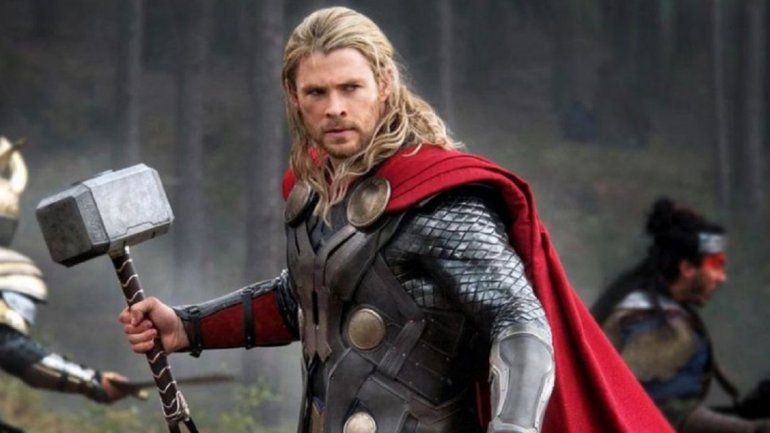 El actor Chris Hemsworth le reclamó el martillo. Delpo se lo mangueó.
