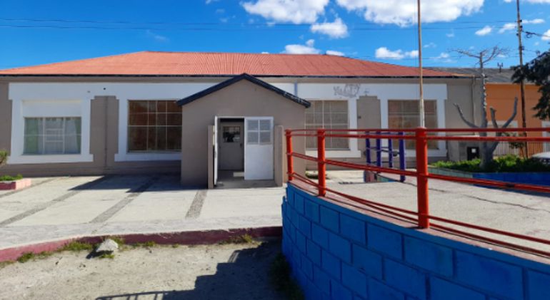 La escuela secundaria N°7702 de Comodoro Rivadavia cuando tenía techo y podía recibir a sus 700 alumnos. La escuela secundaria N°7702 de Comodoro Rivadavia cuando tenía techo y podía recibir a sus 700 alumnos.