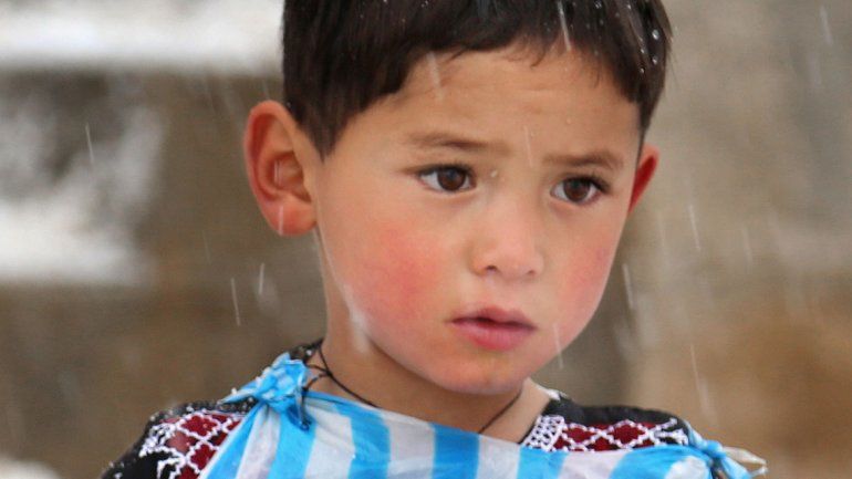 El nene que emocionó a Messi huye de las bombas
