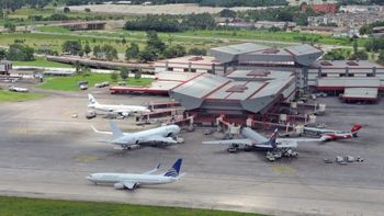 Cuba enfrenta una nueva fase de su crisis energética tras informar a aerolíneas que no podrá garantizar combustible para aviación. Cuba enfrenta una nueva fase de su crisis energética tras informar a aerolíneas que no podrá garantizar combustible para aviación.