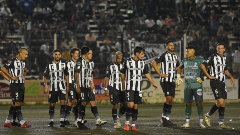 El insólito blooper en el gol en contra de Cipolletti