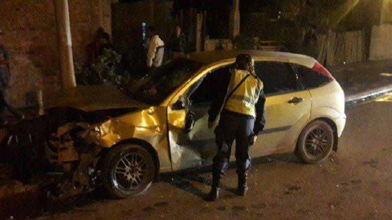 Dos heridos tras un violento choque entre una moto y un auto en Centenario