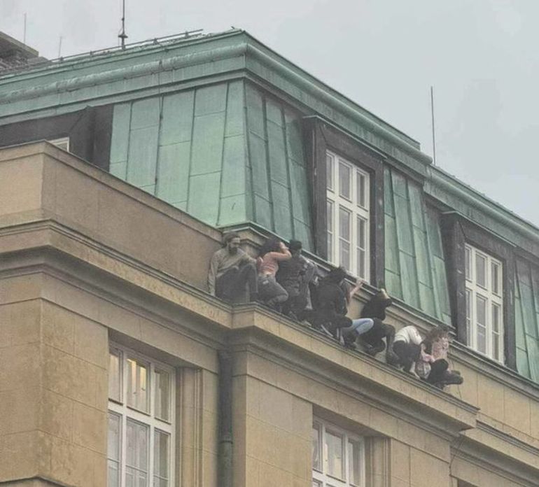 Estudiantes se escondieron en la cornisa, tratando de escapar del atacante en Praga. Estudiantes se escondieron en la cornisa, tratando de escapar del atacante en Praga.