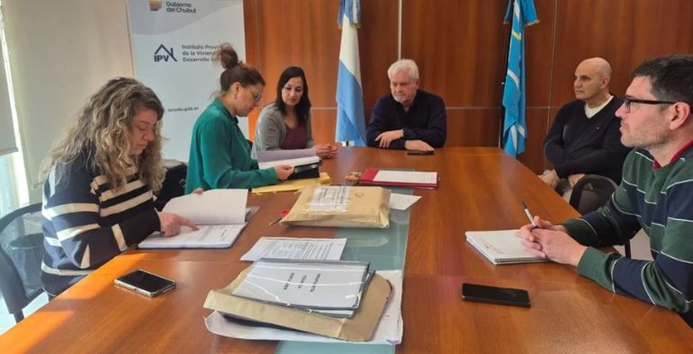 Se realizó en Rawson la apertura de sobres de la licitación para las viviendas adaptadas que construirán en Trelew. Se realizó en Rawson la apertura de sobres de la licitación para las viviendas adaptadas que construirán en Trelew.