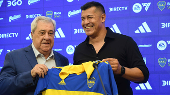 Jorge Almirón posa por primera vez con la camiseta de Boca en la conferencia de prensa del lunes por la tarde. Jorge Almirón posa por primera vez con la camiseta de Boca en la conferencia de prensa del lunes por la tarde.