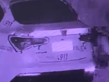 Filmaron a un policía teniendo sexo junto al patrullero y lo echaron de la fuerza Filmaron a un policía teniendo sexo junto al patrullero y lo echaron de la fuerza