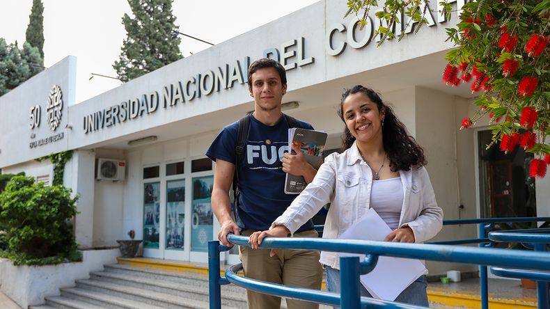 Joaquín Berrud, presidente de la Federación Universitaria del Comahue junto a Ailín Assencio, estudiante de Huergo. | LM Neuquen Joaquín Berrud, presidente de la Federación Universitaria del Comahue junto a Ailín Assencio, estudiante de Huergo.