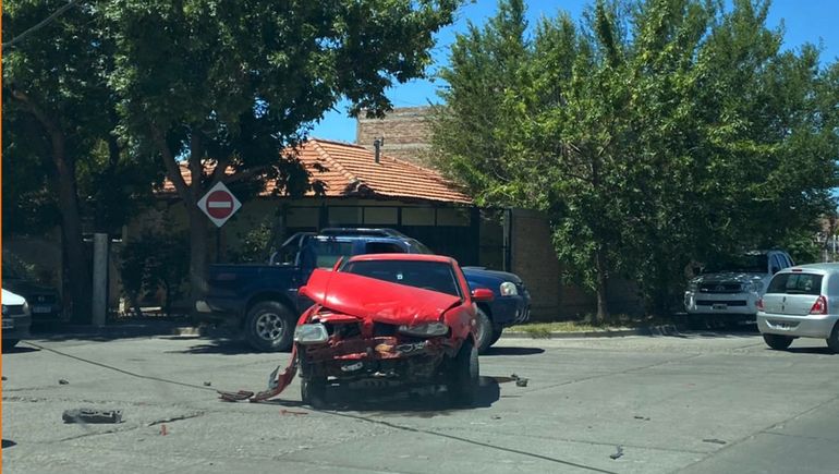 Violento choque entre un auto y una camioneta en Villa María