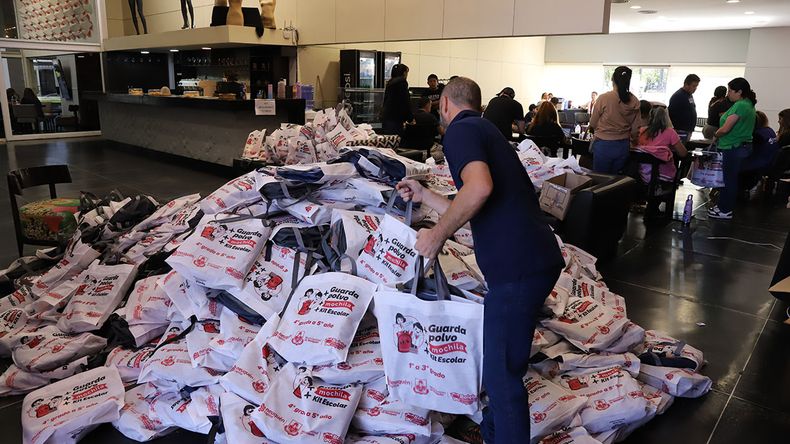 La entrega de kits escolares comenzó el jueves 19 de febrero, en los puntos habilitados. | LM Neuquen La entrega de kits escolares comenzó el jueves 19 de febrero, en los puntos habilitados.