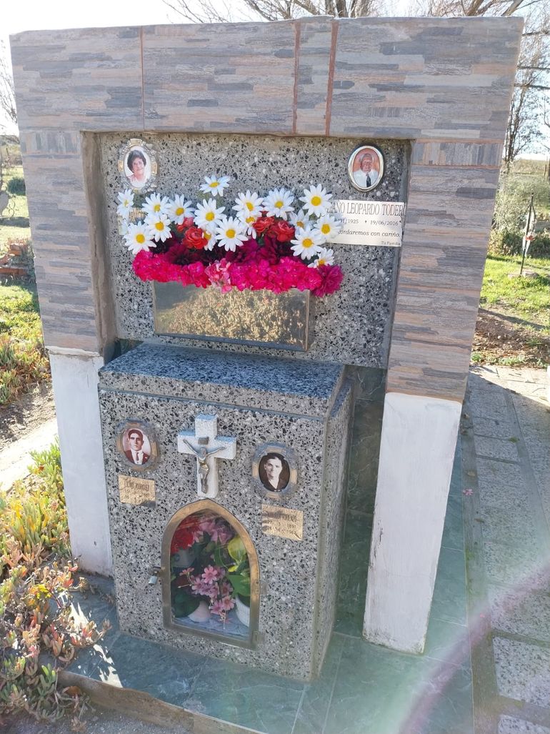 Los restos de los pioneros descansan en el Cementerio de Cervantes.