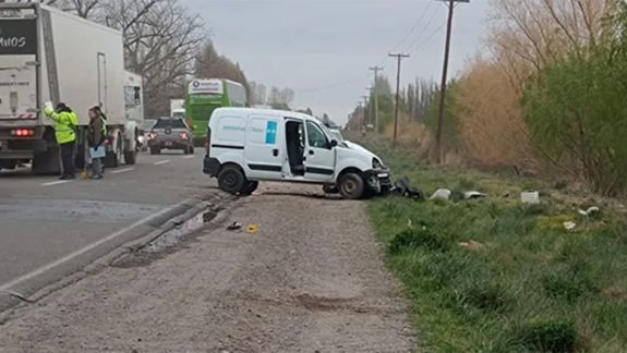 Ruta 22: murió motociclista al chocar con una camioneta y caer a un desagüe