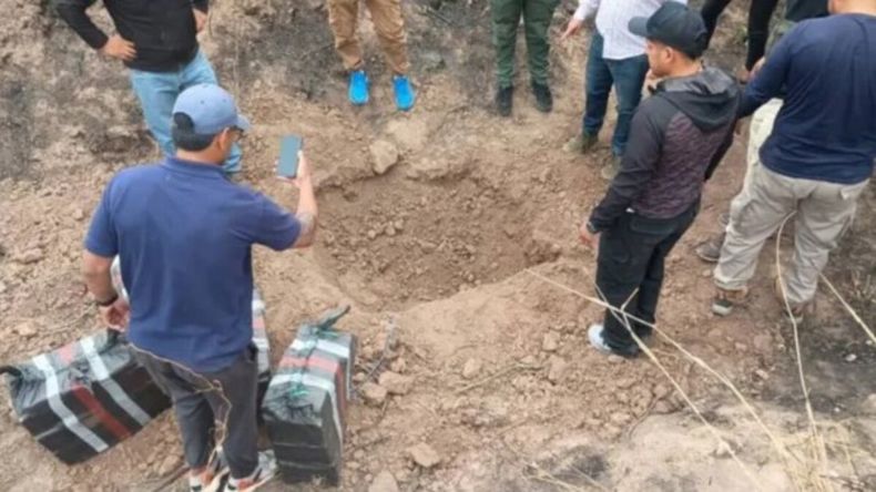 Los efectivos procedieron a retirar la droga que permanecía en la aeronave tras el impacto. | LM Neuquen Los efectivos procedieron a retirar la droga que permanecía en la aeronave tras el impacto.