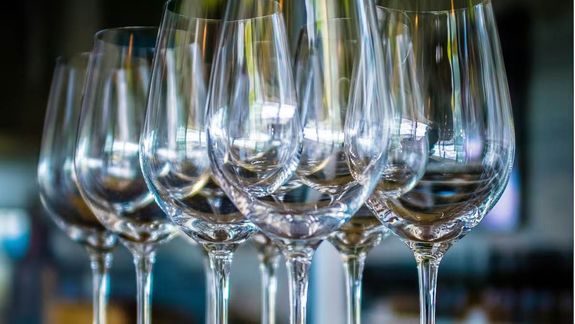Olvidate del detergente: el sencillo truco para dejar los vasos relucientes