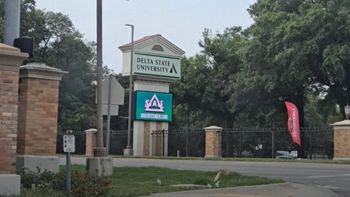 Encuentran a un estudiante de 21 años colgado de un árbol en una universidad de Misisipi, Estados Unidos. Encuentran a un estudiante de 21 años colgado de un árbol en una universidad de Misisipi, Estados Unidos.