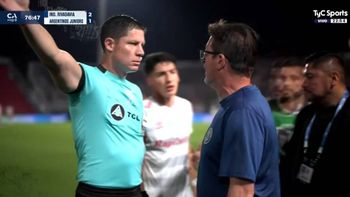 el tenso cruce entre el entrenador de la lepra y el arbitro que casi termina a las pinas el tenso cruce entre el entrenador de la lepra y el arbitro que casi termina a las pinas