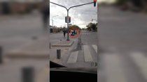 insolito accidente de transito en el oeste: ciclista impacto contra un colectivo