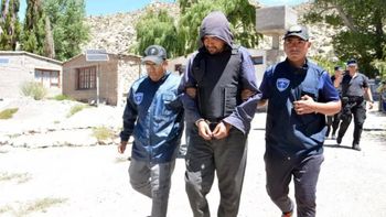 El femicida llevaba 10 días escondido en una cueva en la precordillera de Salta. El femicida llevaba 10 días escondido en una cueva en la precordillera de Salta.