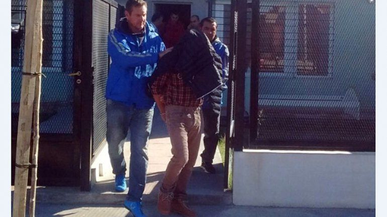 Efectivos de Delitos Económicos al momento de la detención del líder.