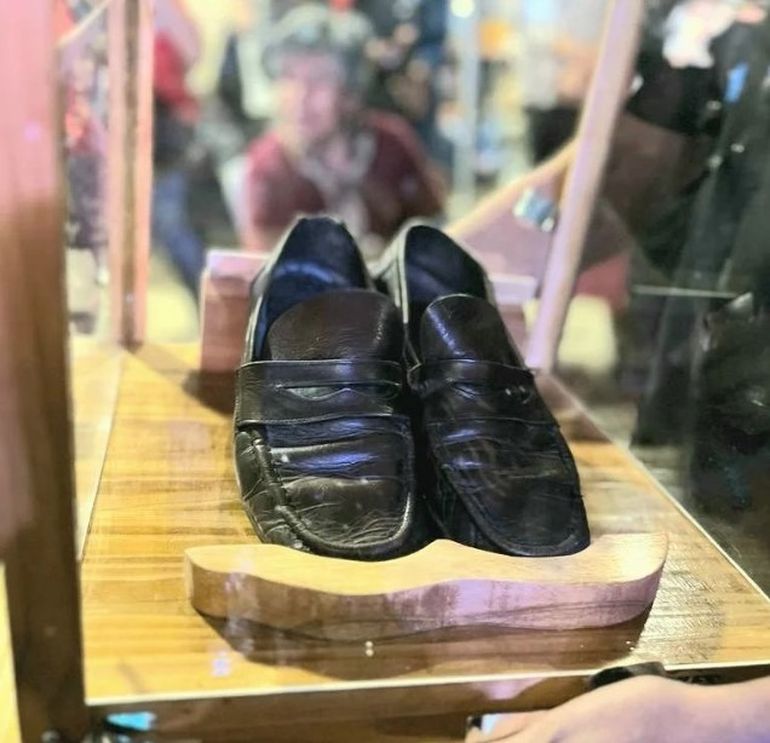 Zapatos que calzaba Carlos Mugica el día que lo mataron. Se encuentran en el museo que lleva su nombre. Zapatos que calzaba Carlos Mugica el día que lo mataron. Se encuentran en el museo que lleva su nombre.
