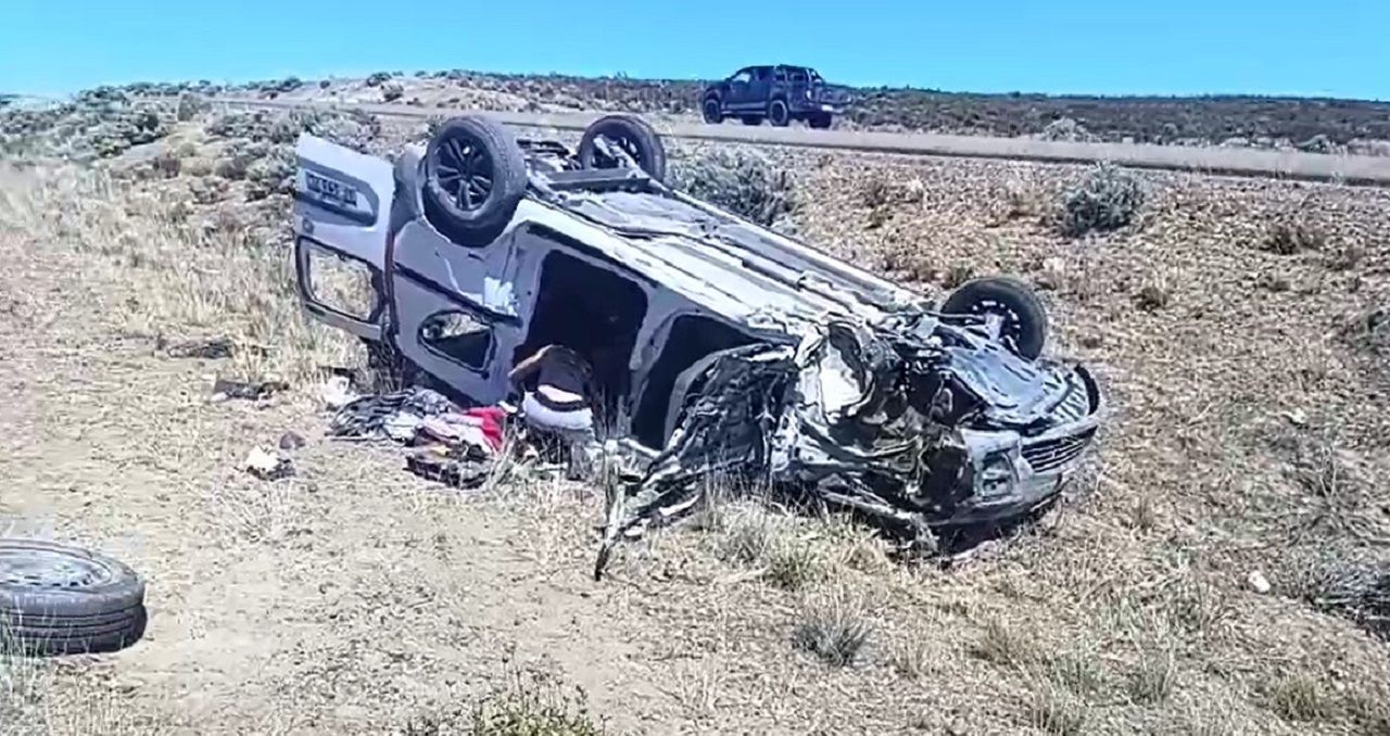 La camioneta que provocó el incidente vial en Ruta 3 sufrió graves daños.