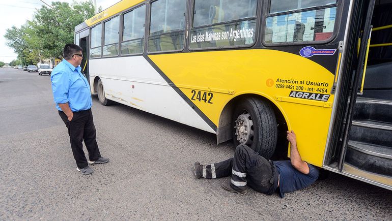 Susto por otro desperfecto en un colectivo con pasajeros