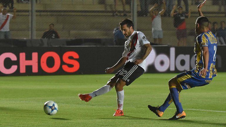 Scocco fue vital en la jugada del primer gol con un pase justo para Saracchi.