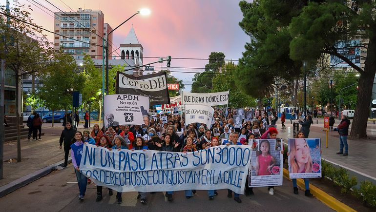 La marcha por el Día de la Memoria por la Verdad y la Justicia contó con la presencia de neuquinos de todas las edades.