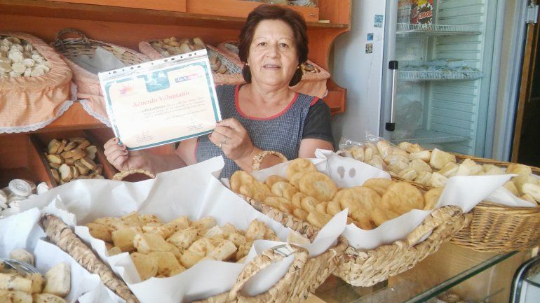 La dueña de la panadería La Espiga Dorada muestra su certificación.