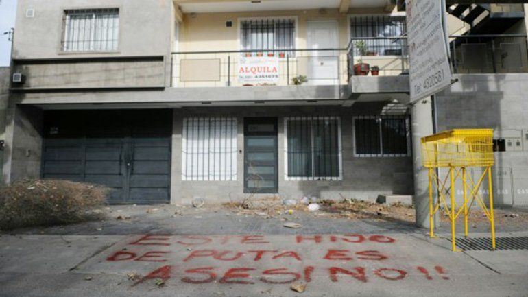 Así quedó el domicilio del autor de la agresión luego de un escrache por parte de los vecinos.