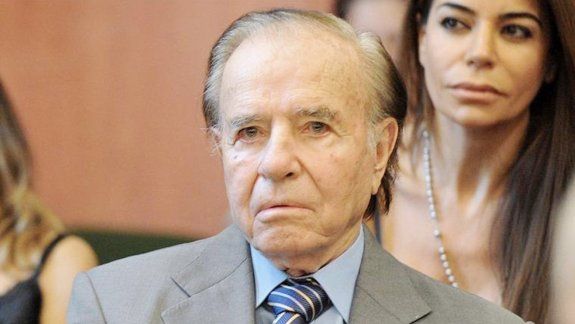 Carlos Menem, en 2011, rezando en la tumba de su hijo Carlitos.