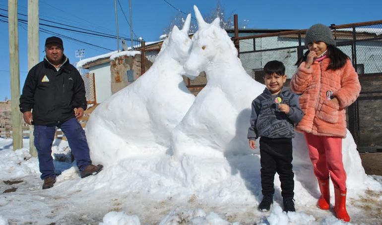 Dos unicornios, la escultura de nieve que movilizó a todo Zapala