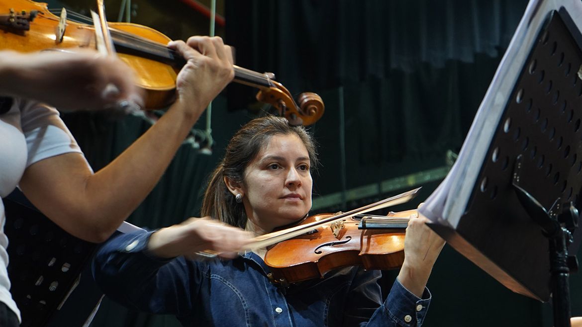 La violinista que llena de música los barrios de Neuquén