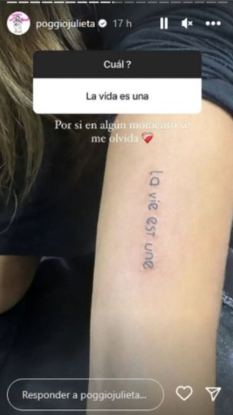 Hace unos meses, Julieta Poggio se tatuó esta frase, sobre la que había hablado con Marcos Ginocchio adentro de la casa de Gran Hermano. Hace unos meses, Julieta Poggio se tatuó esta frase, sobre la que había hablado con Marcos Ginocchio adentro de la casa de Gran Hermano.
