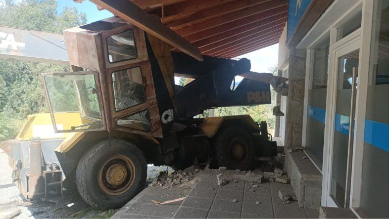 Grúa se estrelló contra las oficinas de ANSES: qué le pasó al conductor