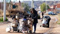 no duermen por el frio: sin gas y con lena, asi se vive la ola polar en una toma de neuquen
