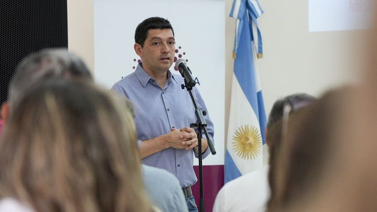 Marcos Koopmann dio un discurso para cerrar un programa para los clubes que auspició la Legislatura. Marcos Koopmann dio un discurso para cerrar un programa para los clubes que auspició la Legislatura.