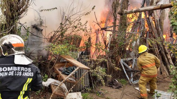 Prendió fuego la basura y se le incendió toda la casilla