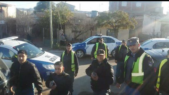 La víctima fotografió a los policías cuando apuntaban contra su vivienda.