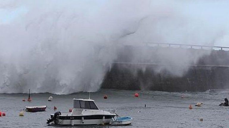 Las grandes olas comenzaron a golpear fuerte en la costa este del país.