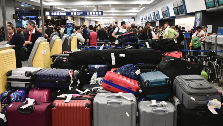 Decenas de pasajeros varados en Aeroparque por un reclamo gremial