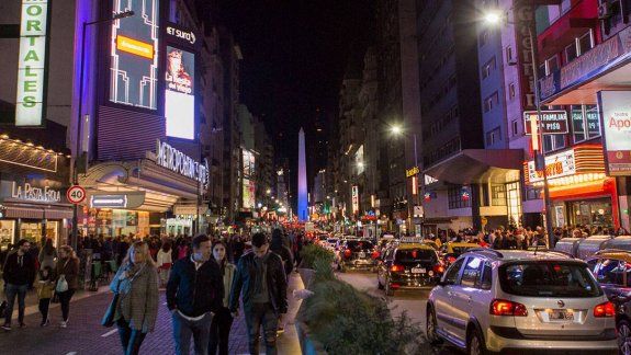 Viral: se metió en contramano por Avenida Corrientes y así reaccionó