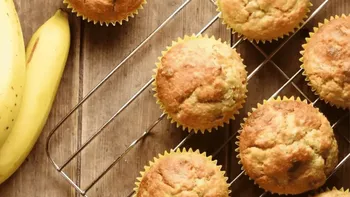 Riquísimos muffins de banana y chocolate Riquísimos muffins de banana y chocolate