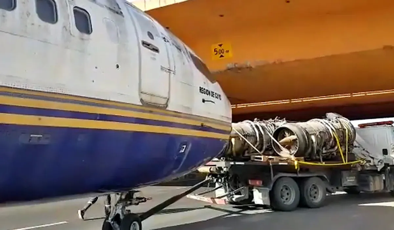 Intentaron trasladar a un avión por tierra y quedó atascado en un puente