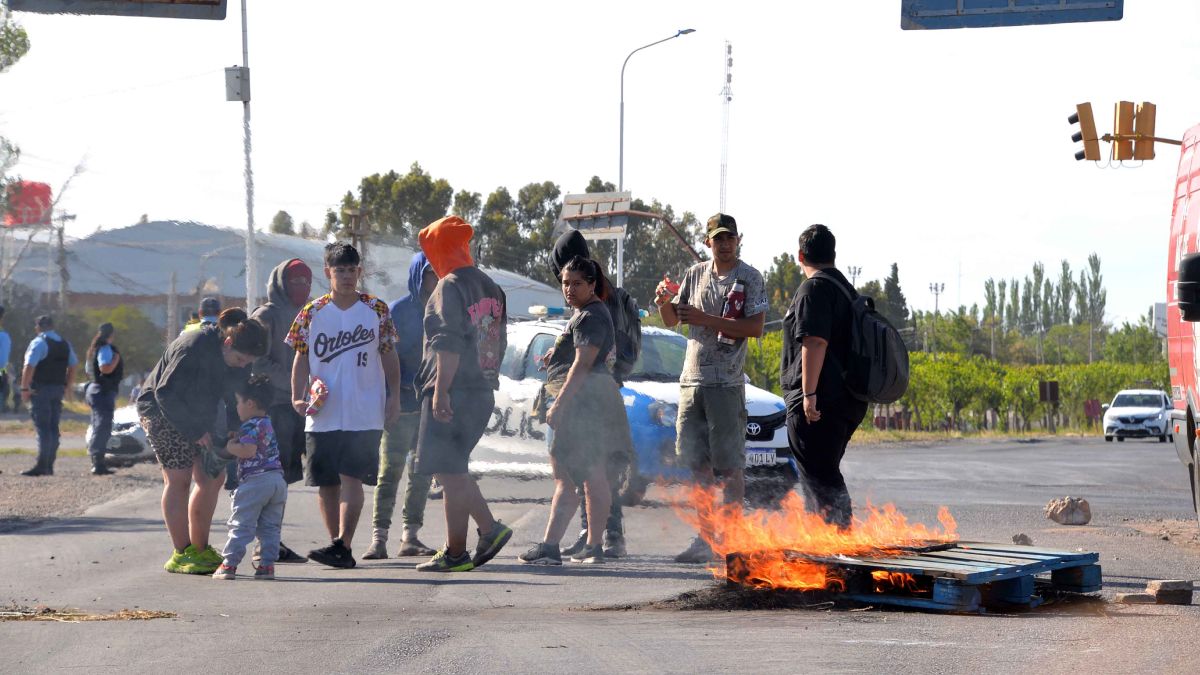 Caos de tránsito por un corte total en Ruta 7: ¿qué reclaman?